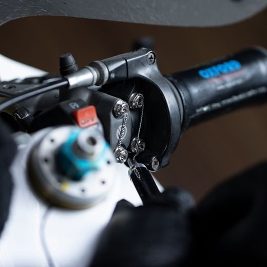 VIAZACIE DRÔT PRE ZAISTENIE GRIPOV A PLOMBOVÁNÍ, OXFORD (TL. 0,8 MM, DĹŽKA 30 M, POZINK, SADA VR. APLIKAČNÍHO PRÍPRAVKU)