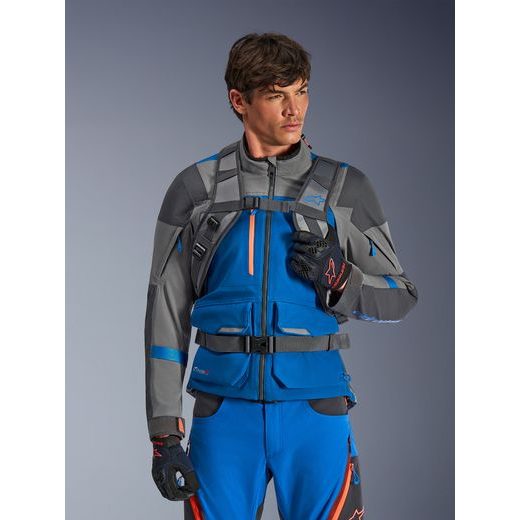 BATOH AT-15, ALPINESTARS (TMAVO ŠEDÁ/ŠEDÁ/MODRÁ, OBJEM 15 AŽ 18 L) 2026