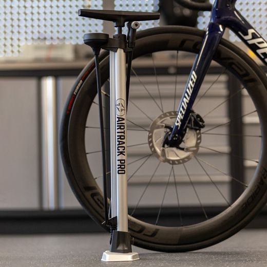 DÍLENSKÁ PUMPA AIRTRACK PRO 2.0 VČ. MĚRKY TLAKU, OXFORD (PLÁŠŤ PUMPY Z OCELI)