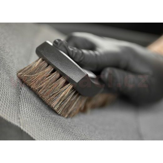DETAILINGOVÝ KARTÁČ SE ŠTĚTINAMI Z KOŇSKÝCH ŽÍNÍ NA KŮŽI, INTERIÉR A ČALOUNĚNÍ