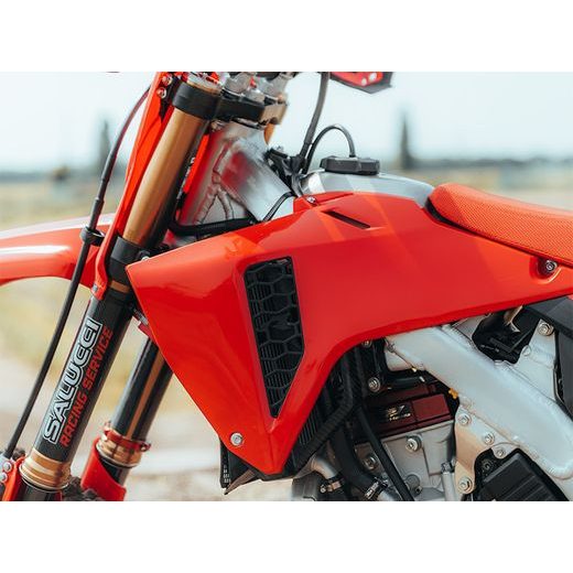 KOMPLETNÉ SADA PLASTOV (VR. CHRÁNIČOV VIDLÍC) REVOLUTION HONDA, RTECH (ČERVENÁ-ČIERNA)