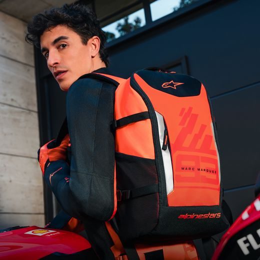 BATOH AMP-3 MM93 KOLEKCE, ALPINESTARS (ČERVENÁ FLUO/ČERVENÁ/ČERNÁ, OBJEM 17 L) 2026