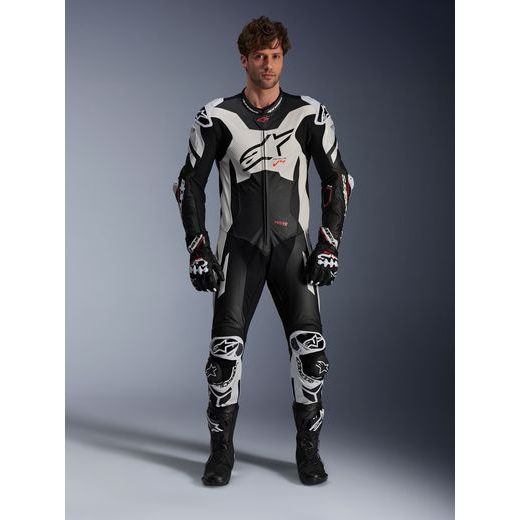 JEDNODIELNA KOMBINÉZA GP PLUS V4 SPRINT, TECH-AIR KOMPATIBILNÝ, ALPINESTARS (ČERNÁ/BÍLÁ/ČERVENÁ FLUO) 2026