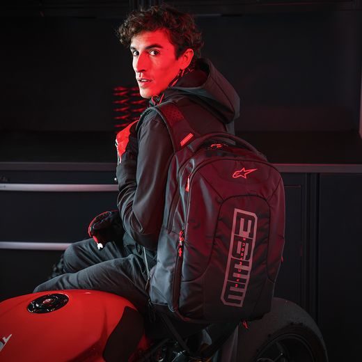 BATOH CITY HUNTER V2 MM93 KOLEKCE, ALPINESTARS (ČERNÁ/ŠEDÁ/ČERVENÁ, OBJEM 22 L) 2026