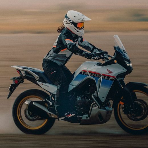 BUNDA STELLA ANDES V4 DRYSTAR, ALPINESTARS, DÁMSKA (TMAVO ŠEDÁ/SVĚTLE ŠEDÁ/ČERNÁ/ČERVENÁ) 2026