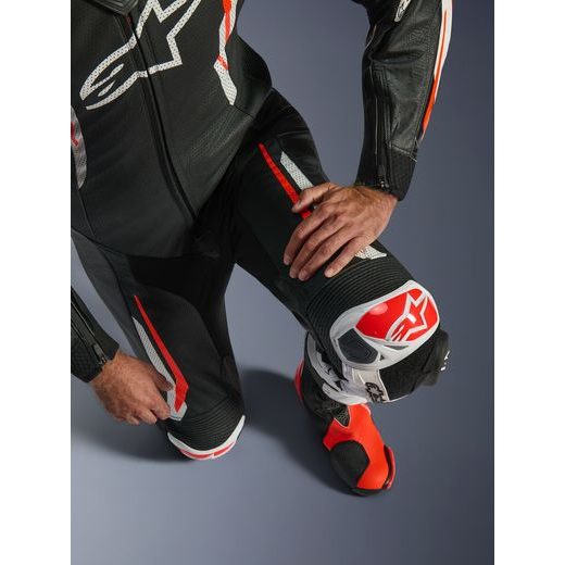 JEDNODIELNA KOMBINÉZA GP TECH V5, ALPINESTARS (ČERNÁ/BÍLÁ/ČERVENÁ FLUO) 2026