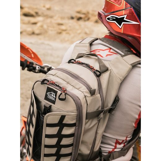 BATOH AT-15, ALPINESTARS (TMAVO ŠEDÁ/ŠEDÁ/MODRÁ, OBJEM 15 AŽ 18 L) 2026