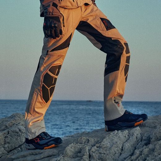 NOHAVICE AMT-10R DRYSTAR XF, ALPINESTARS (PÍSKOVÁ/ČERNÁ/ORANŽOVÁ) 2026