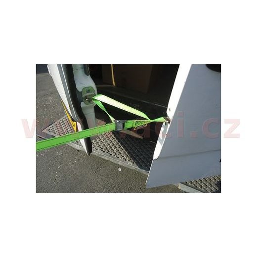 UPÍNACÍ POPRUH ZADNÍCH DVEŘÍ SE SPONOU