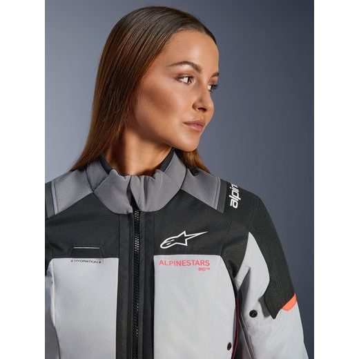 BUNDA STELLA ANDES V4 DRYSTAR, ALPINESTARS, DÁMSKA (TMAVO ŠEDÁ/SVĚTLE ŠEDÁ/ČERNÁ/ČERVENÁ) 2026
