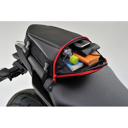 BRAŠNA NA SEDADLO SPOLUJAZDCA OBJEM 4 L, HENLYBEGINS (KARBÓN DEKOR, ČERVENÝ LEM)