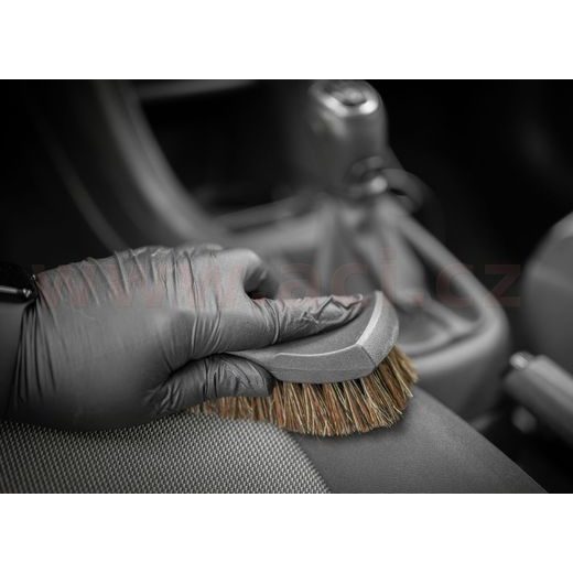 DETAILINGOVÝ KARTÁČ SE ŠTĚTINAMI Z KOŇSKÝCH ŽÍNÍ NA KŮŽI, INTERIÉR A ČALOUNĚNÍ