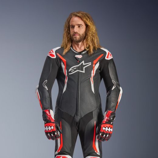 JEDNODIELNA KOMBINÉZA GP TECH V5, ALPINESTARS (ČERNÁ/BÍLÁ/ČERVENÁ FLUO) 2026
