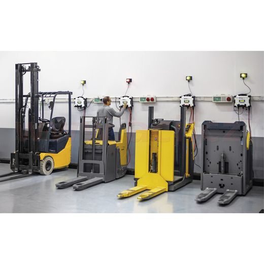 NABÍJEČKA/STABILIZOVANÝ ZDROJ GYSFLASH 103.24 CNT FV 6/12/24 V, 5-1200 AH, 100 A, KABELY 5 M, MENU V ČEŠTINĚ