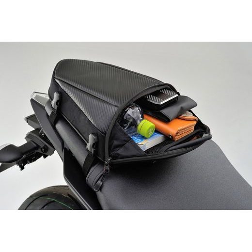 BRAŠNA NA SEDADLO SPOLUJAZDCA OBJEM 4 L, HENLYBEGINS (KARBÓN DEKOR, ČIERNY LEM)