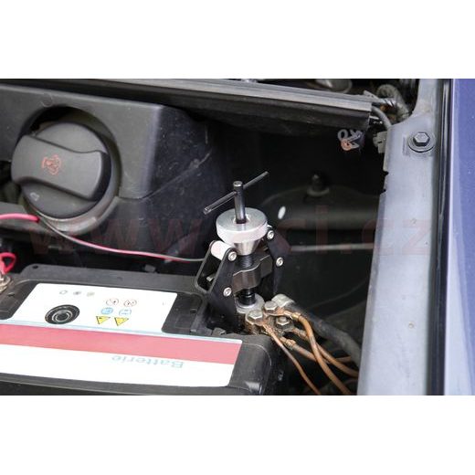 STAHOVÁK NA RAMÍNKA STĚRAČŮ A BATERIOVÉ SVORKY