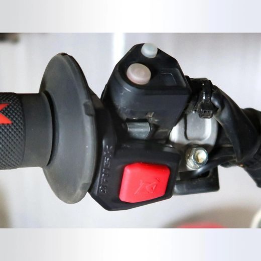 UNIVERZÁLNY BEZDRÔTOVÝ ROLL-OFF SYSTÉM PRE MX OKULIARE, RISK RACING