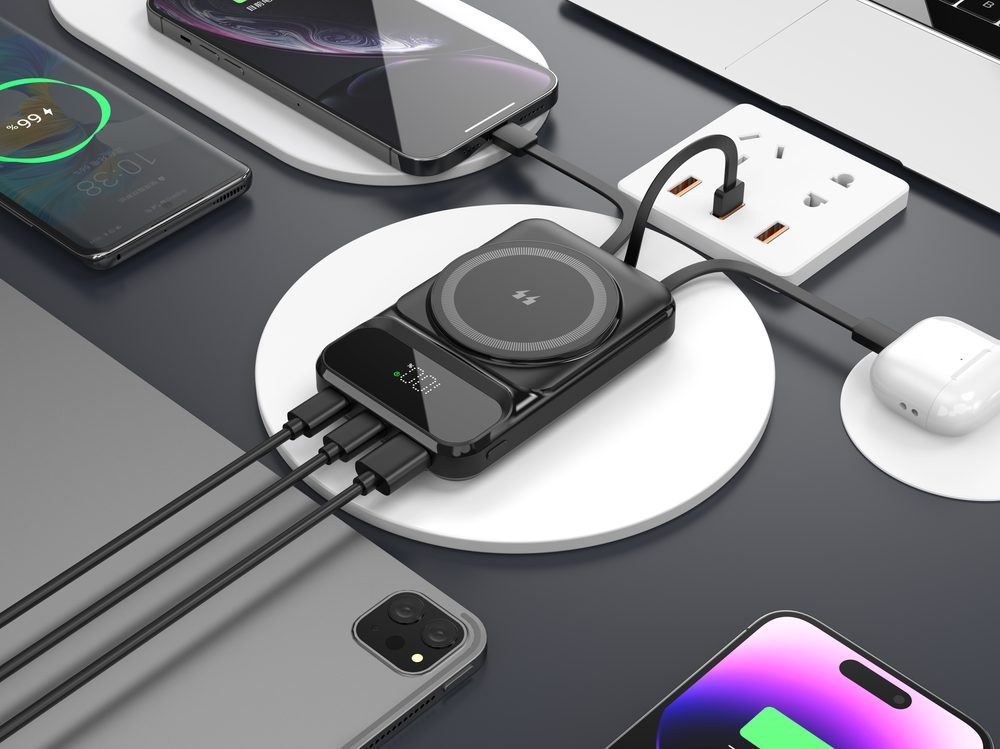 MagSafe 15W bezdrôtová PowerBanka, 10 000 mAh s 3 integrovanými káblami, veľkosť S, čierna