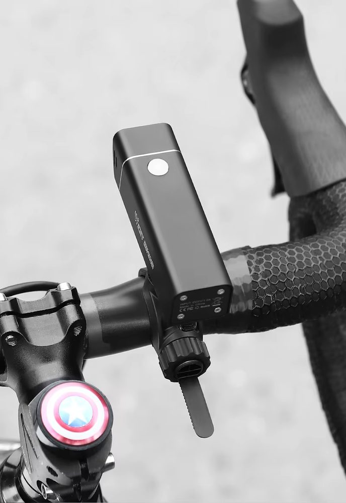 West Biking Vodotesné predné svetlo na bicykel, IPX6, 5 režimov, čierne