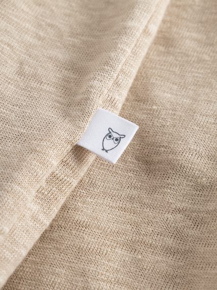 Lanena polo majica Knowledge Cotton Apparel — Safari