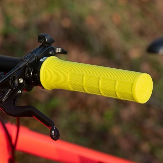 GRIPY DRIVER MTB LOCK-ON SE ŠROUBOVACÍMI OBJÍMKAMI, OXFORD (ŽLUTÁ FLUO, DÉLKA 130 MM, 1 PÁR)