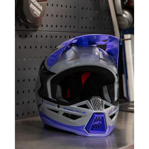 PŘILBA S-M3 EDICE JETT LAWRENCE, ALPINESTARS (ŠEDÁ/FIALOVÁ/ČERNÁ) 2026