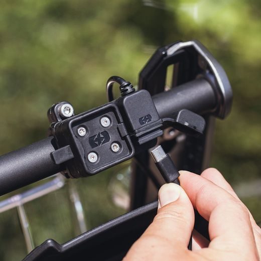 DRŽÁK USB TYP C CLIQR, SADA PRO UPEVNĚNÍ NA ŘÍDÍTKA, OXFORD