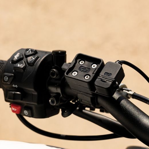 DRŽÁK USB TYP C CLIQR, SADA PRO UPEVNĚNÍ NA ŘÍDÍTKA, OXFORD