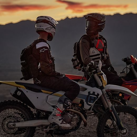 BATOH TECHDURA TACTICAL, ALPINESTARS (ČERNÁ/BÍLÁ, CELKOVÝ OBJEM AŽ 9 L) 2026