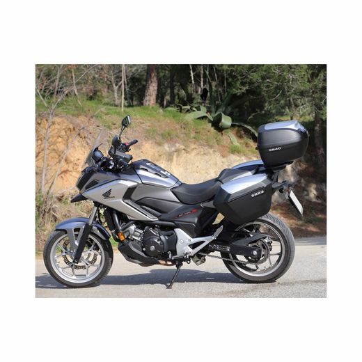BOČNÍ KUFRY NA MOTORKU SHAD SH23 D0B23200W VZHLED HLINÍKU