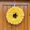 Dekorace věnec na dveře růže žlutý, 45 cm