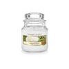 Yankee Candle Classic vonná svíčka Camellia Blossom 104 g