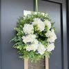 Jarní dekorace věnec na dveře hortenzie bílo-zelený, 45-50cm