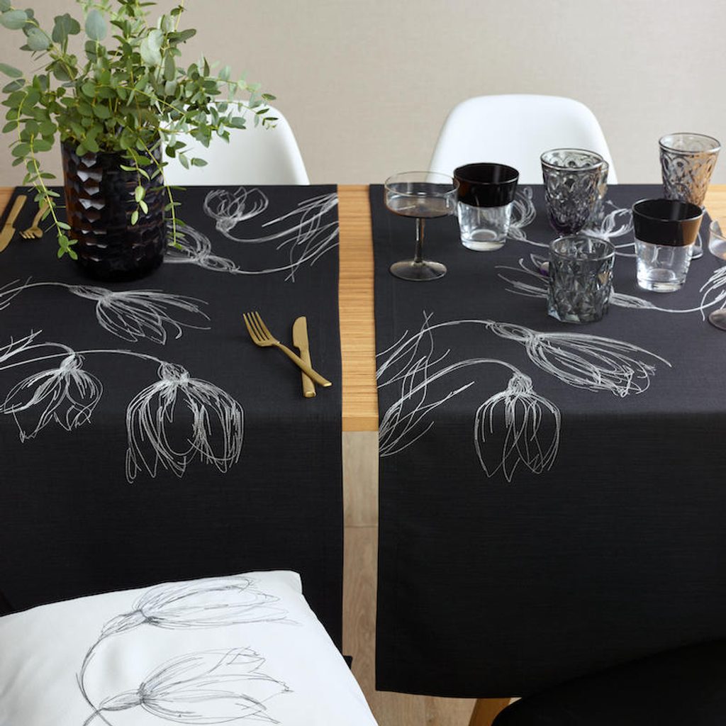 Homedesignshop.cz - Běhoun na stůl Black Drops černý 50x150cm, Sander -  SANDER - Běhouny - Bytový textil - Eshop s interierovými doplňky