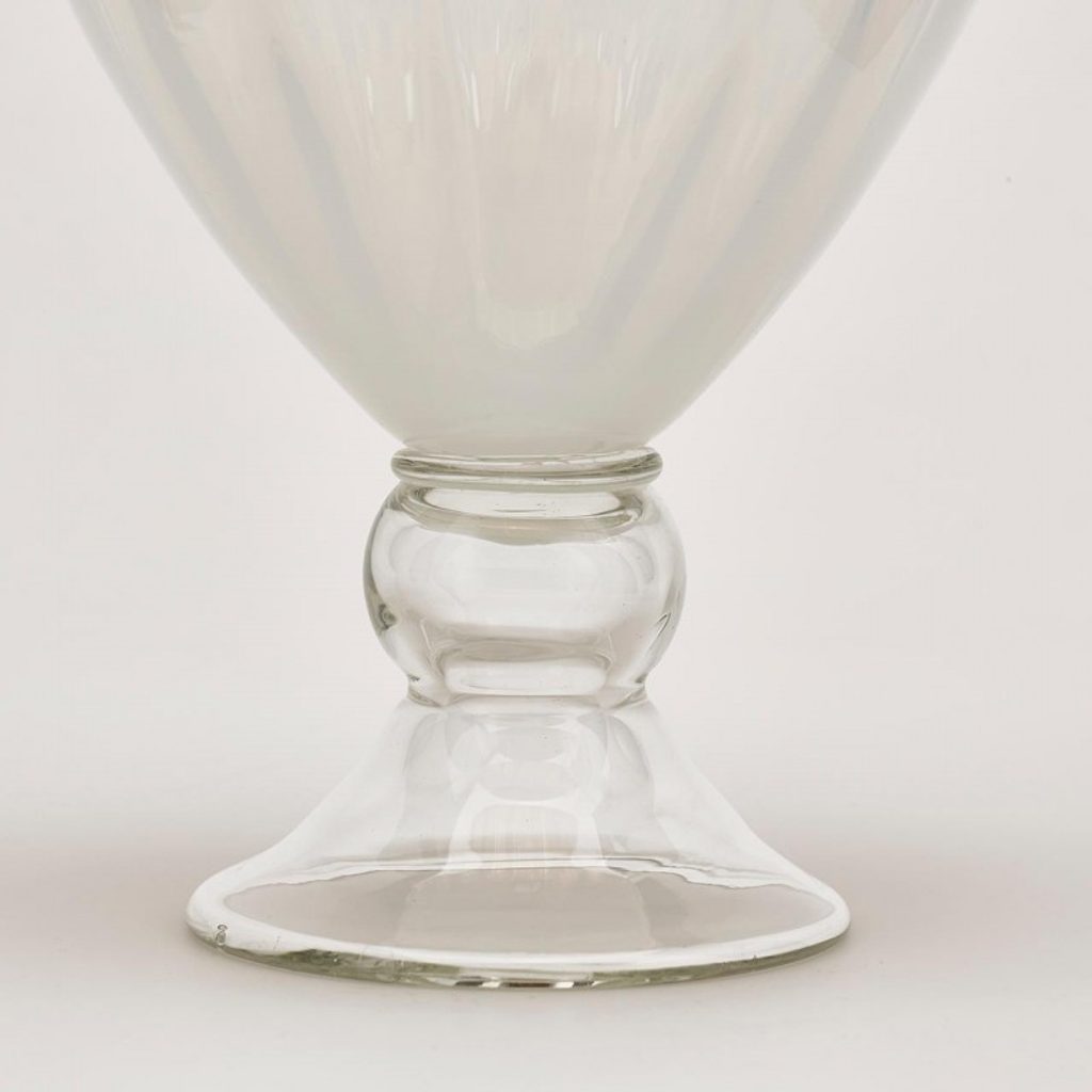 Homedesignshop.cz - Skleněná váza Anfora bílá, 38x20 cm - EDG - Vázy a mísy  - Bytové doplňky - Eshop s interierovými doplňky