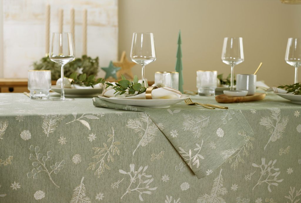 Homedesignshop.sk - Obrus na stôl Pine 130x170 cm zelený, Sander - SANDER -  Obrusy - Bytový textil - Eshop s interiérovými doplnkami