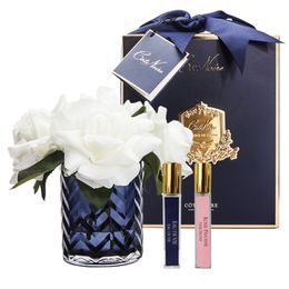 Côte Noire - Herringbone kytica 5 ruží s parfémami White Roses v modrej váze