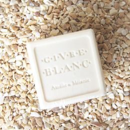 AMÉLIE et MELÁNIE - Linge Blanc Mýdlo polštář s výšivkou, 100g