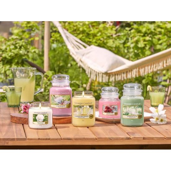 Yankee Candle Classic vonná svíčka Camellia Blossom 104 g