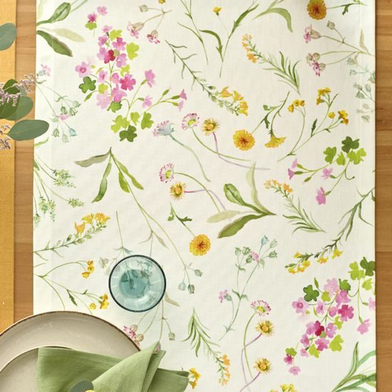 Behúň na stôl Prato biely s lúčnymi kvetmi 50x140cm, Sander