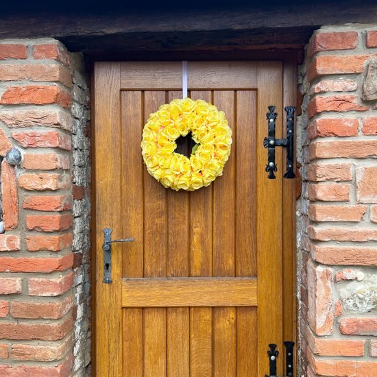 Dekorace věnec na dveře růže žlutý, 45 cm