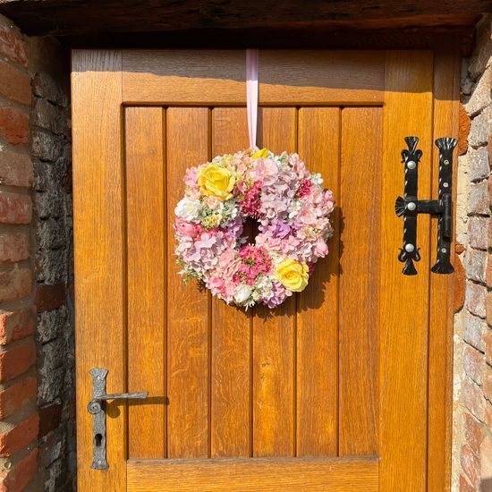 Jarní dekorace věnec na dveře květinový barevný, 40 cm