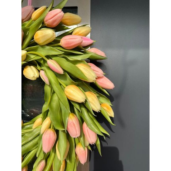 Jarní dekorace věnec na dveře silikonové tulipány růžovo-žlutý, 45-50cm