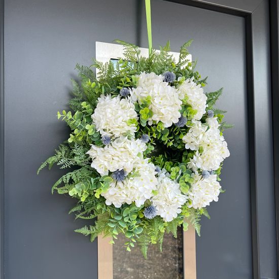 Jarní dekorace věnec na dveře hortenzie bílo-zelený, 45-50cm