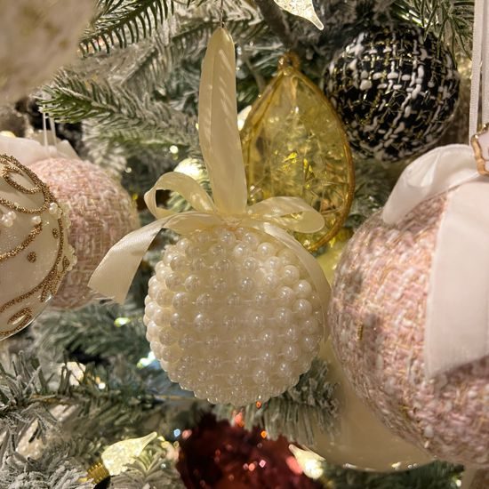 Vianočná dekorácia ozdoba guľa s perlami a mašľou, 8 cm