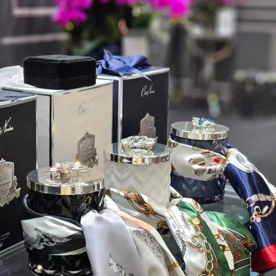 Côte Noire - Herringbone sviečka Black & Silver so šatkou, A Garden in Versailles