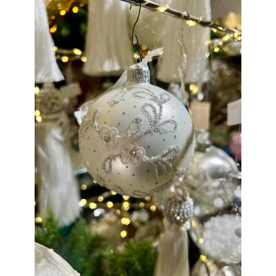 Vánoční skleněná bílá ozdoba s ornamenty, 8 cm