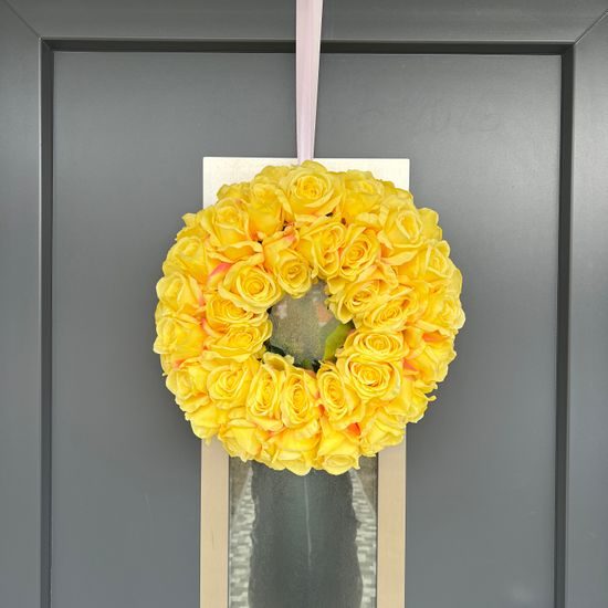 Dekorace věnec na dveře růže žlutý, 45 cm