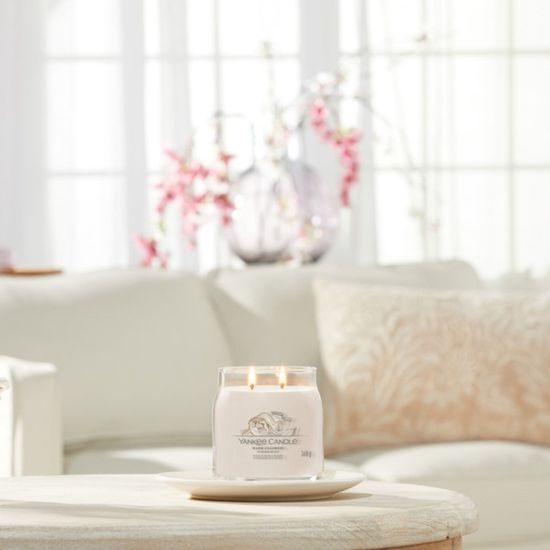 Yankee Candle - Signature vonná sviečka Warm Cashmere, 368g