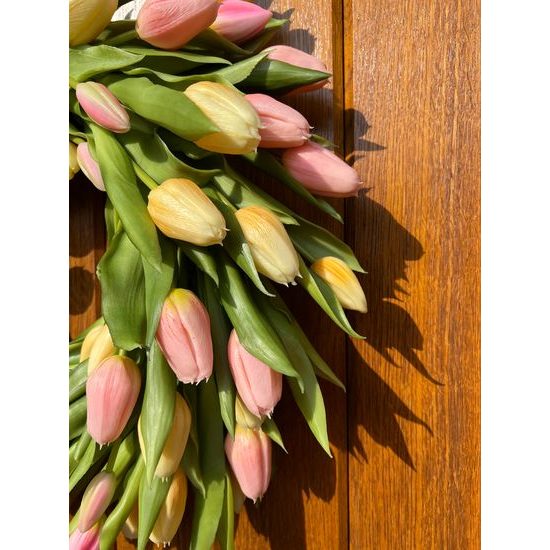 Jarní dekorace věnec na dveře silikonové tulipány růžovo-žlutý, 45-50cm